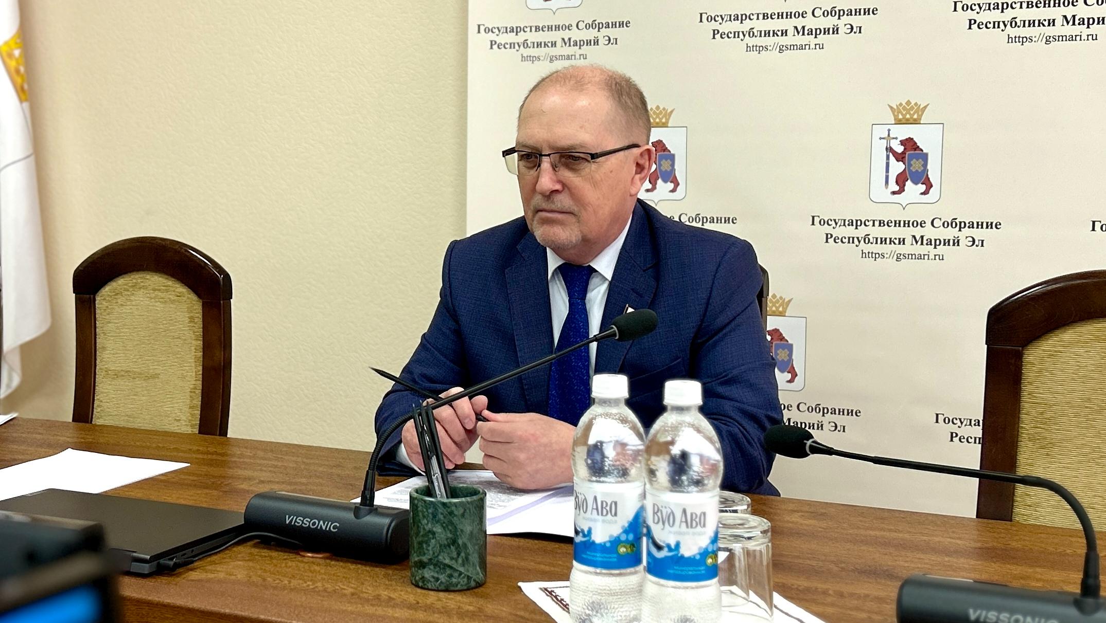Михаил Васютин поздравил выпускников с окончанием школы