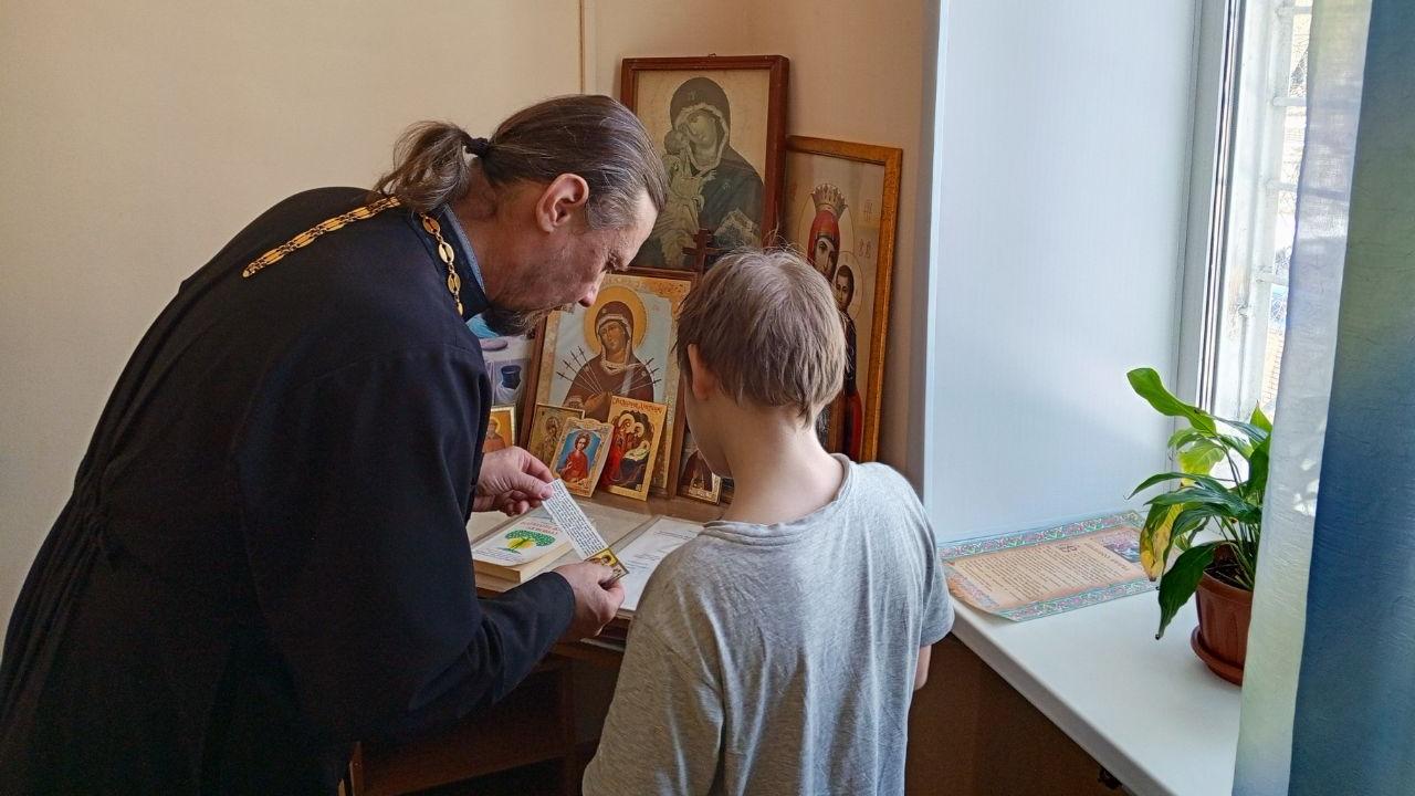 Центр временного содержания несовершеннолетних правонарушителей посетил священник