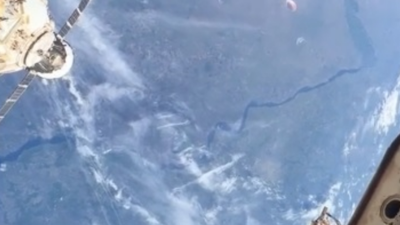 Как выглядит Волга из космоса