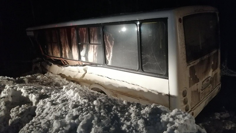 В ДТП с автобусом и снегоуборочной машиной увеличилось количество пострадавших