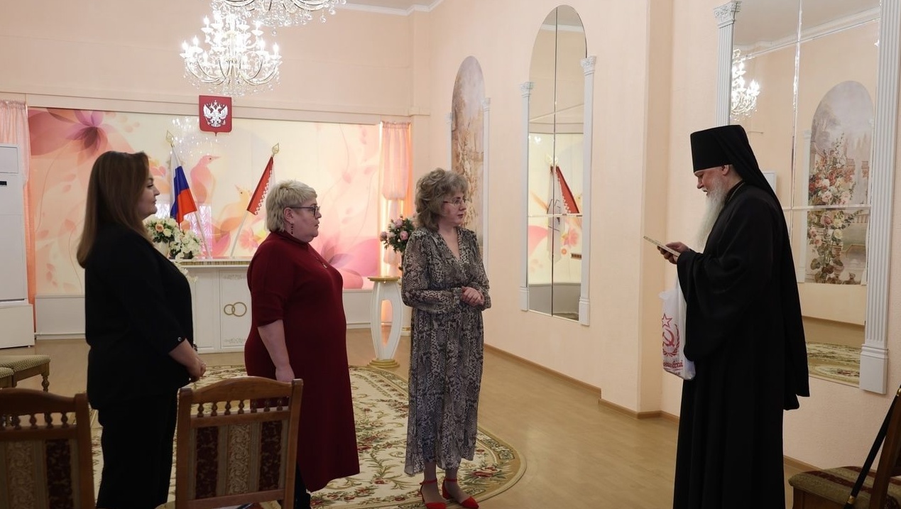 Епископ Феофан посетил Волжский ЗАГС