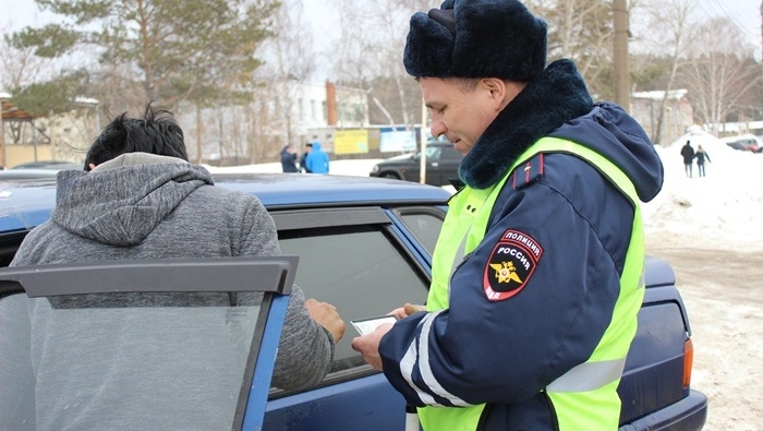 В Марий Эл сотрудники ГИБДД проверяют машины с детьми