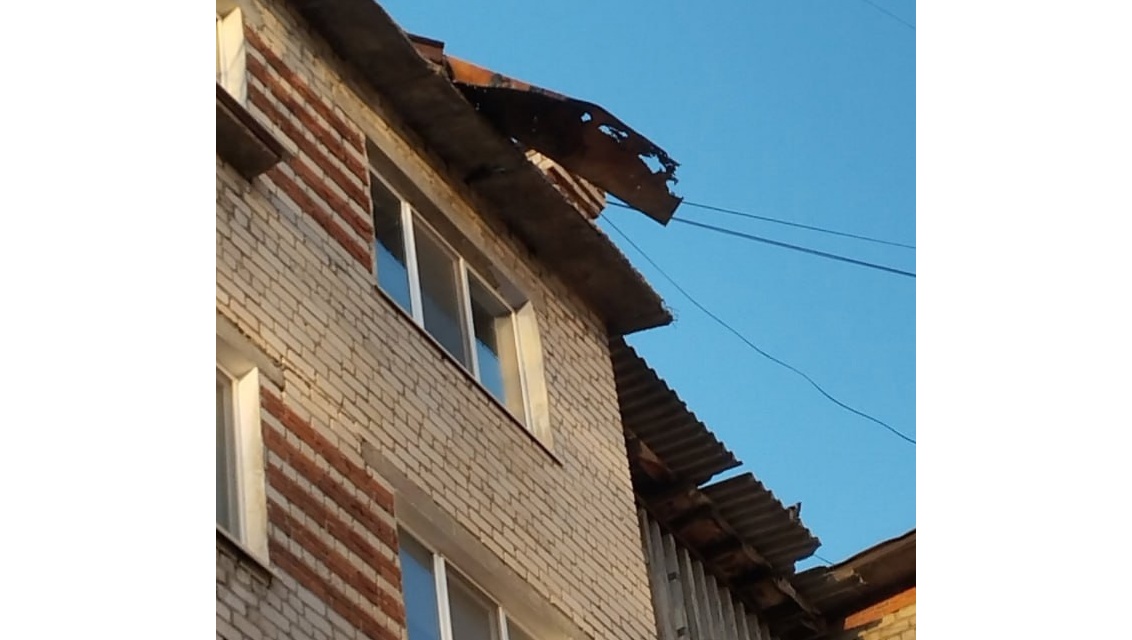 Благодаря сигналу от горожан отремонтировали кровлю дома в Волжске