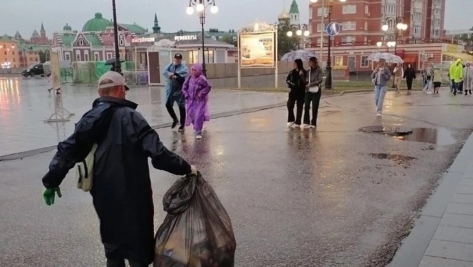 Йошкар-Олу прибирают после мероприятий Дня города