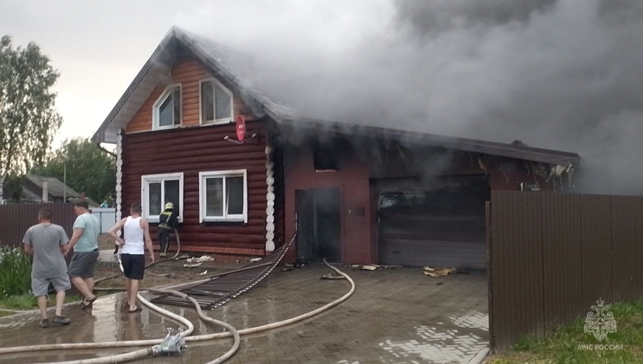В деревне Якимово выясняют причины сильного пожара в частном доме