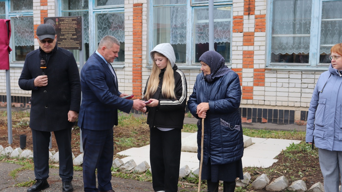 В Оршанском районе открыли мемориальную доску  и передали награды родным бойца