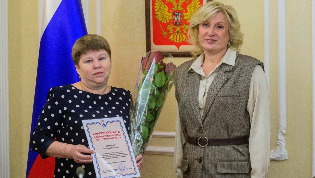 Лидия Батюкова вручила награды сотрудникам правительства республики