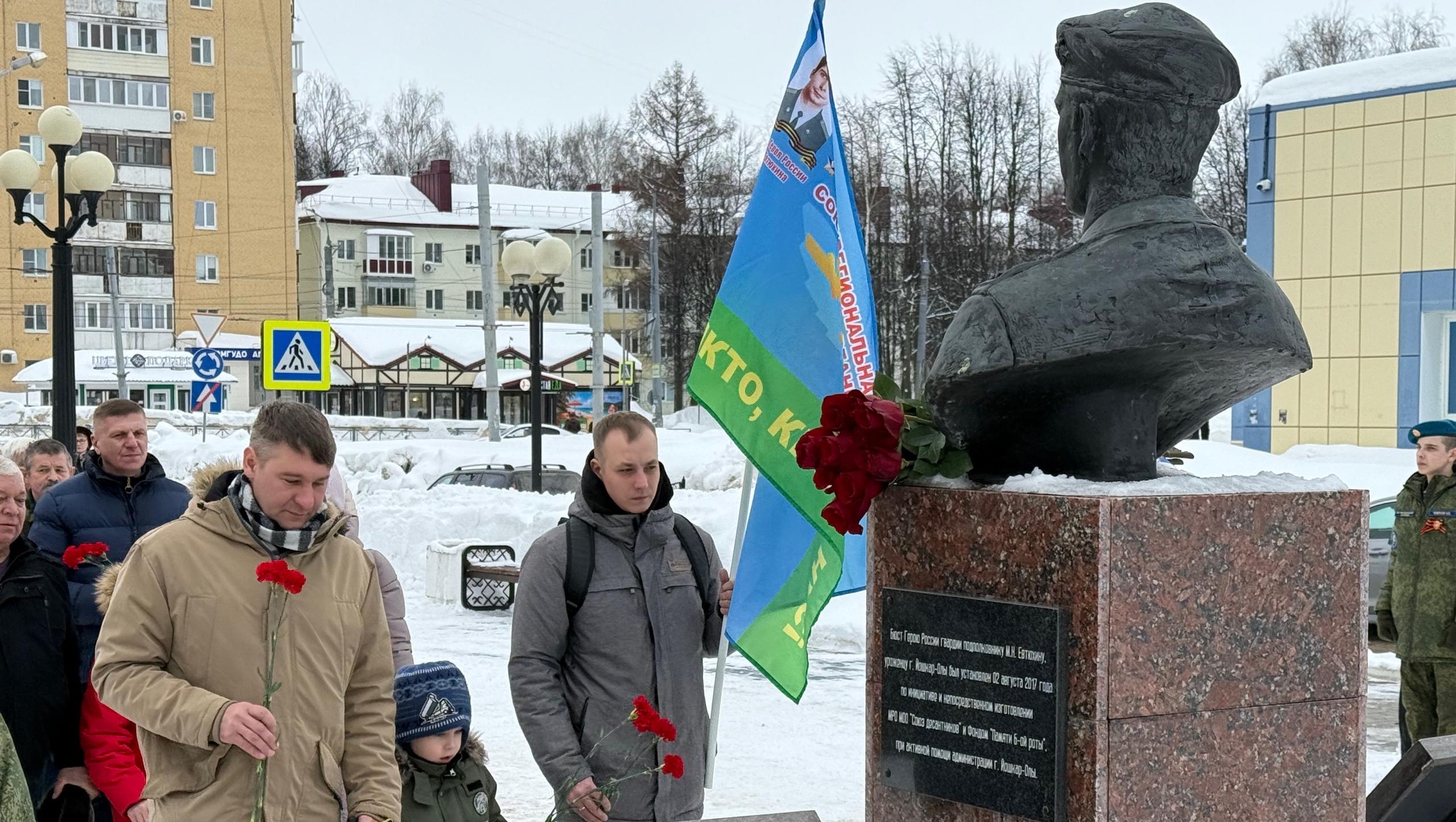 «Вызываю огонь на себя!»: в память о 6 роте в Йошкар-Оле возложили цветы