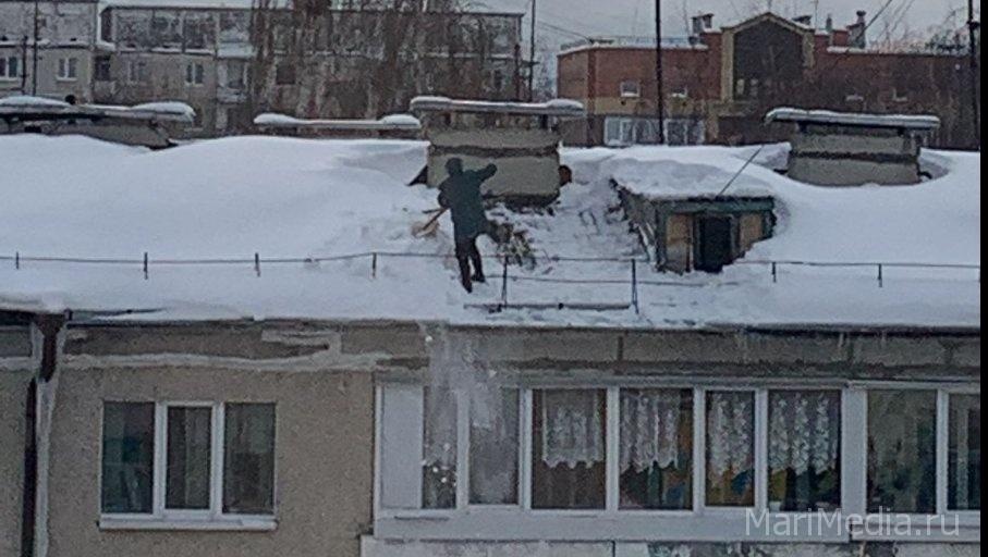 В Йошкар-Оле без страховки очищают снег с крыши пятиэтажки