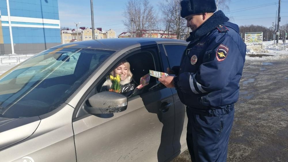 В Марий Эл сотрудники ГИБДД дарят женщинам за рулём букеты цветов