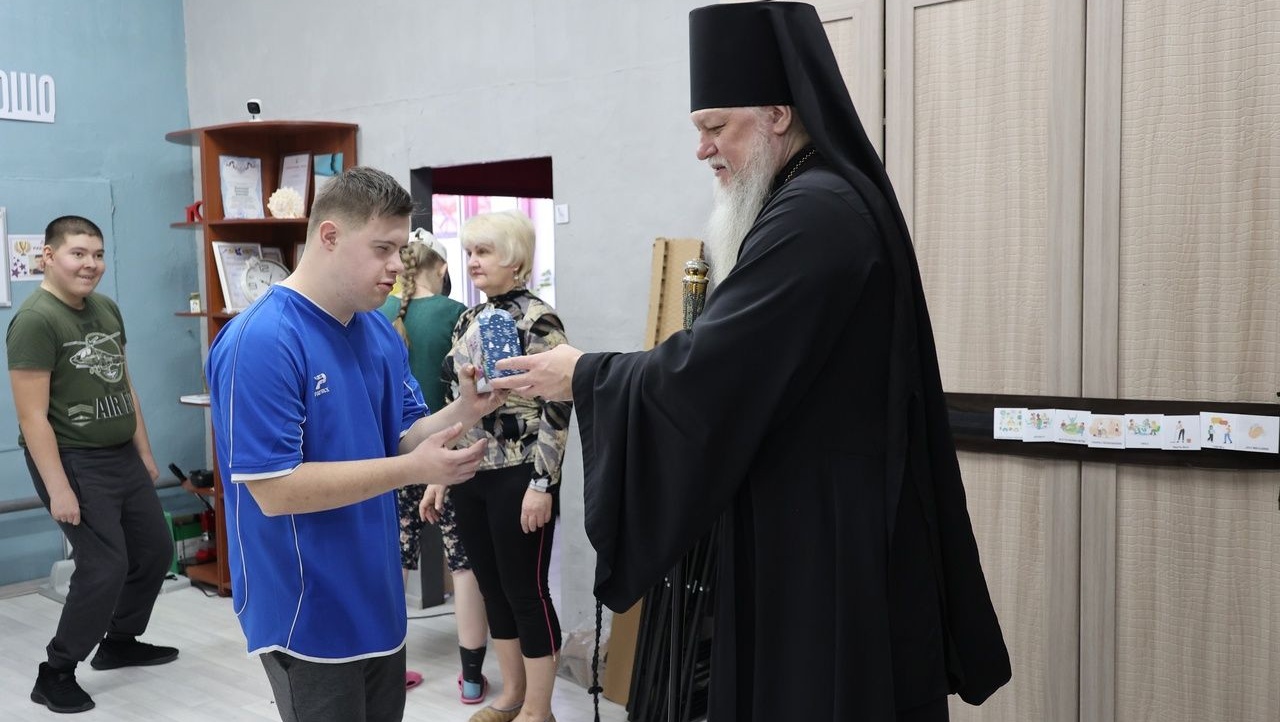 Епископ Феофан посетил социальные учреждения для детей-инвалидов в Волжске