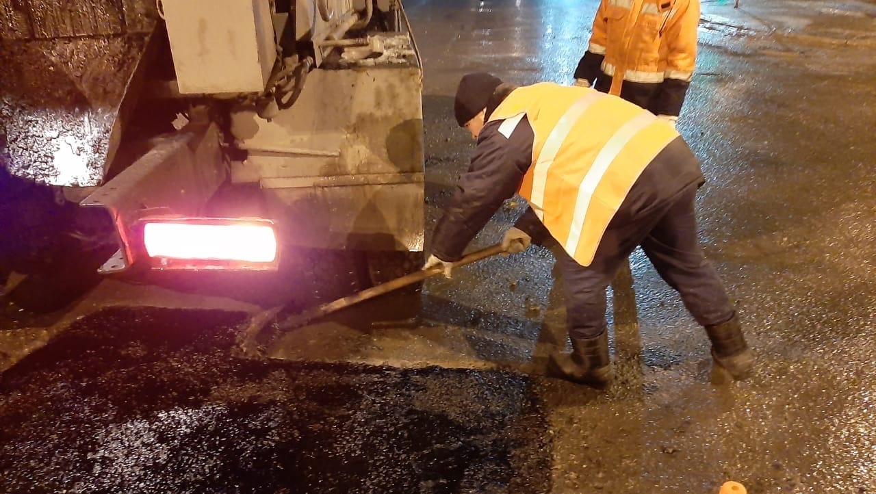 На улицах Йошкар-Олы продолжают латать ямы