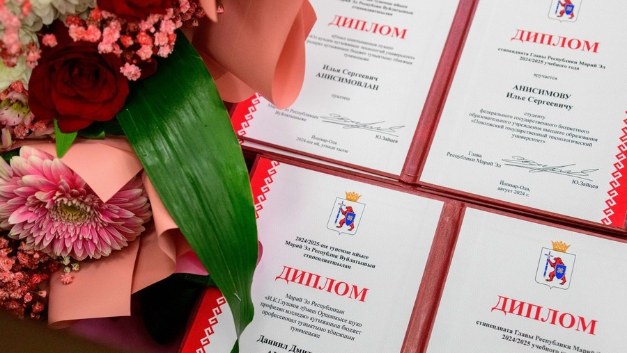 Лучшие студенты Марий Эл из рук главы региона получили дипломы