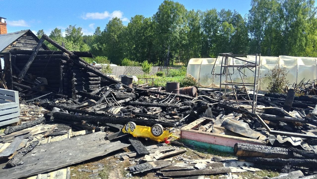 В посёлке Куженер сгорели надворные постройки