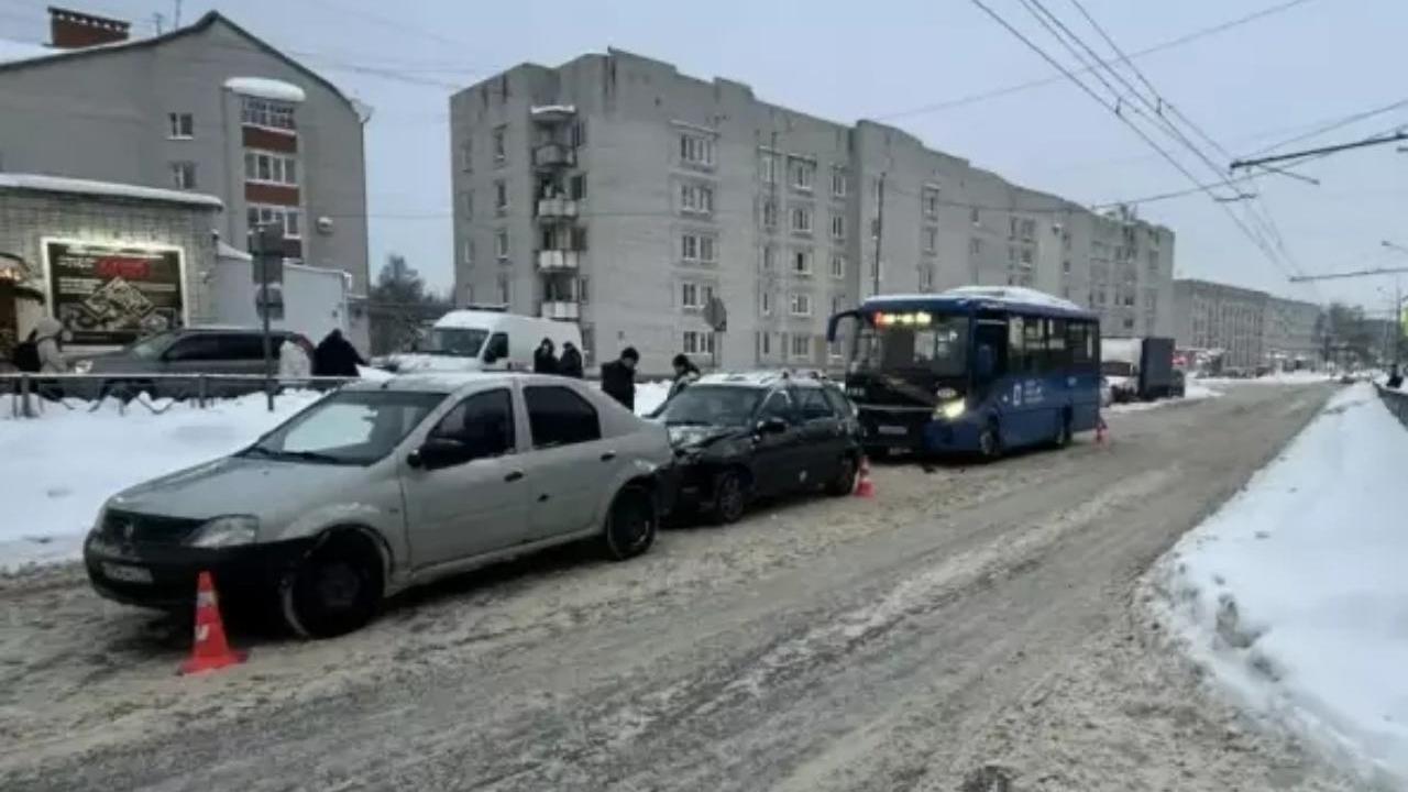 В Йошкар-Оле водитель пассажирского автобуса устроил массовое ДТП