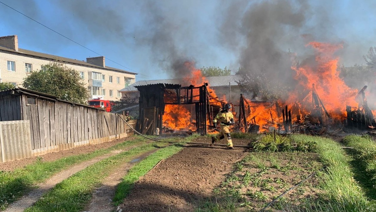 В посёлке Советский сгорели сарайки