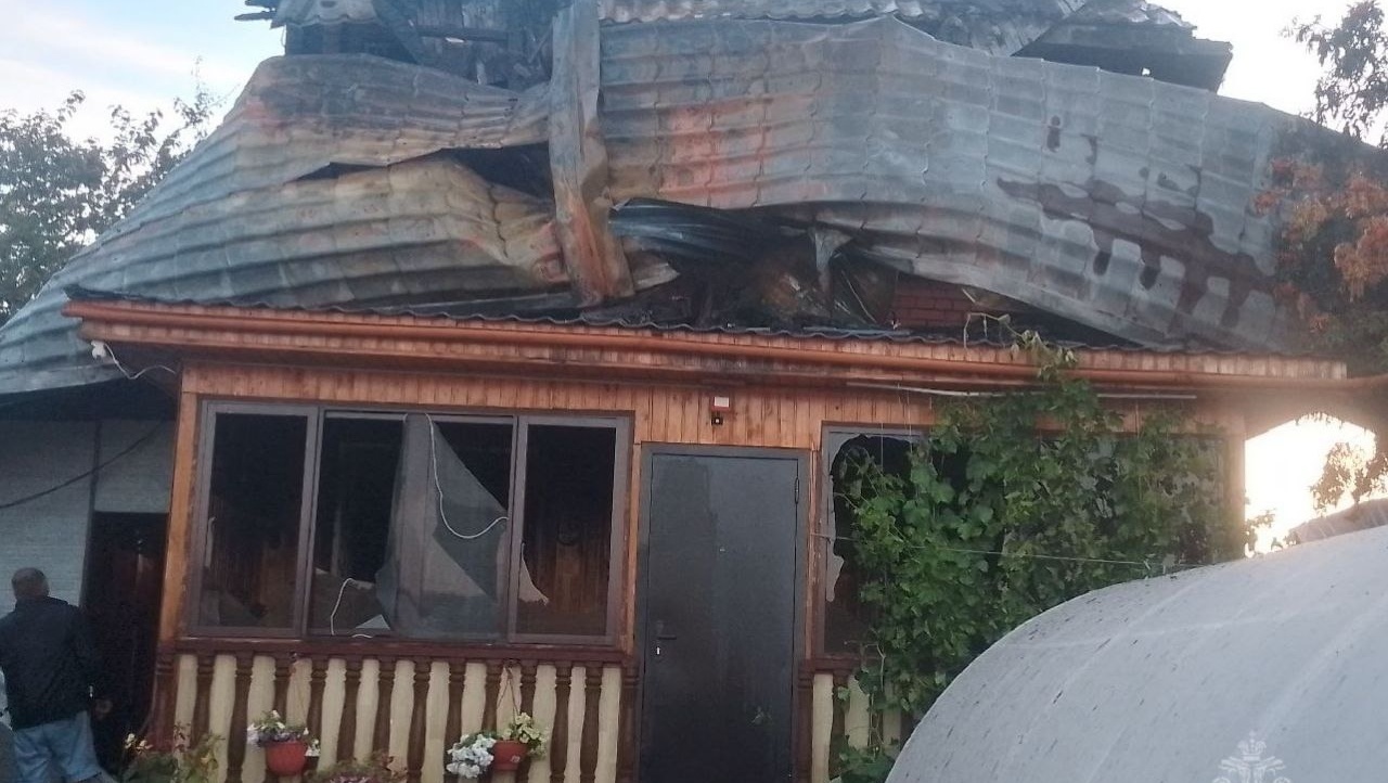 Неисправность печи в бане привела к серьёзному пожару