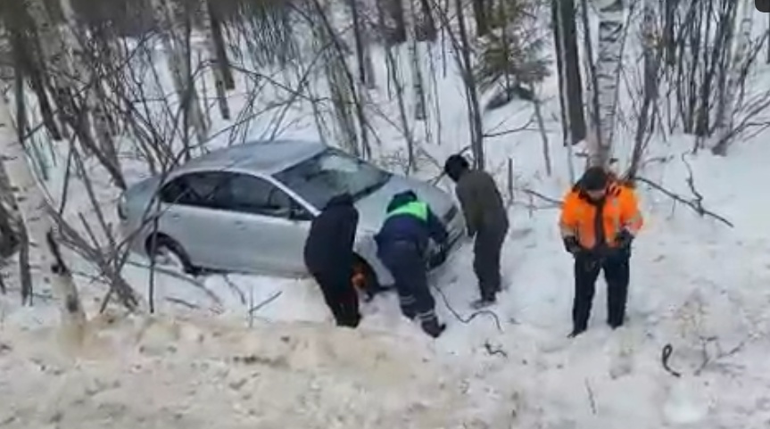 В Медведевском районе на обледеневшей дороге иномарка с маленьким ребёнком вылетала в кювет