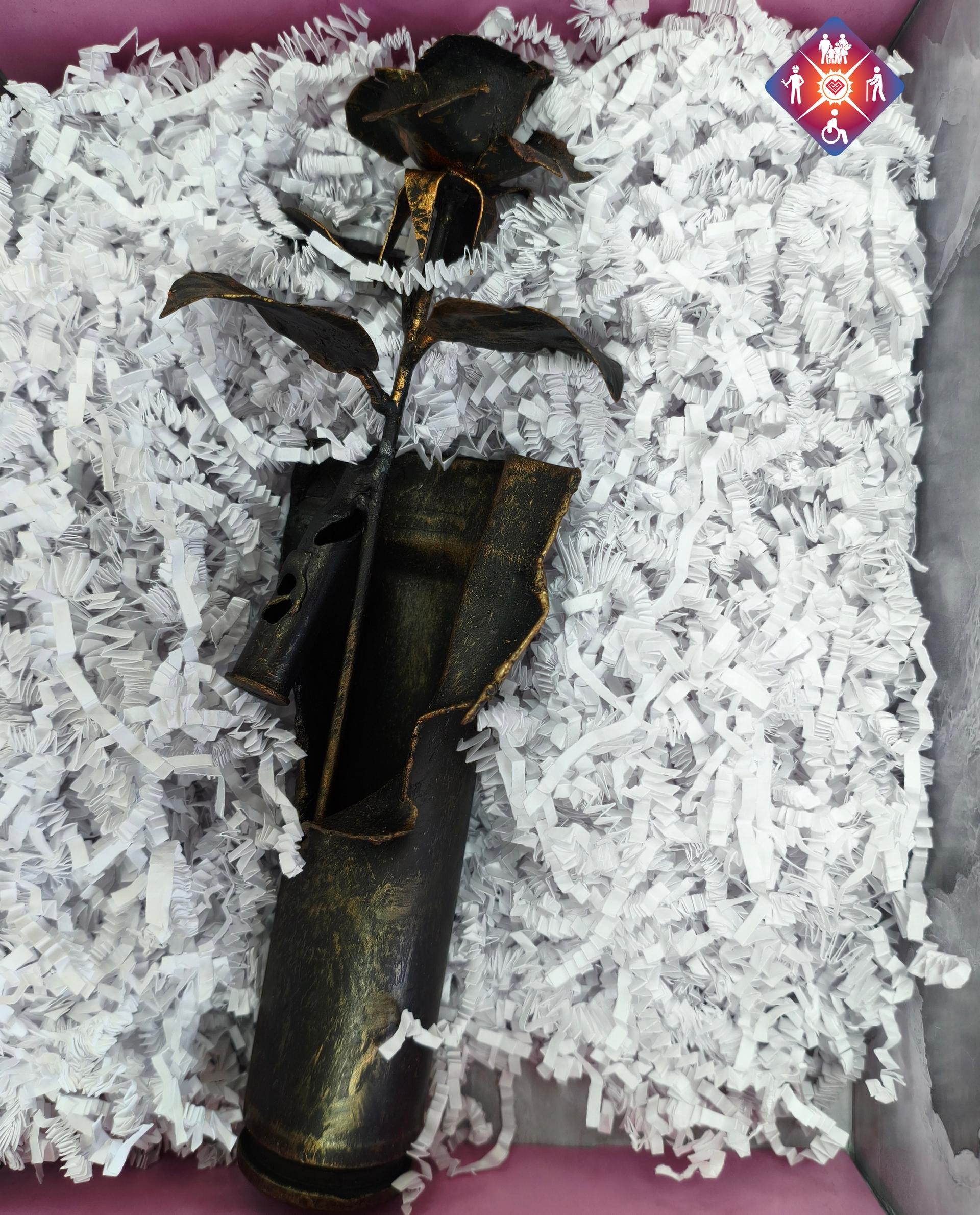 Герой Марий Эл передал в дар Минтруду розу из гильзы