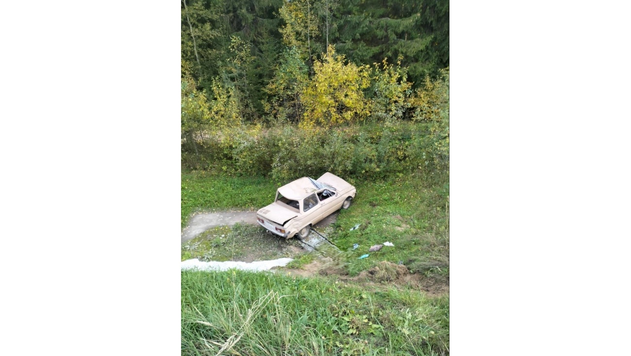 В Звениговском районе машина с большой высоты упала в кювет