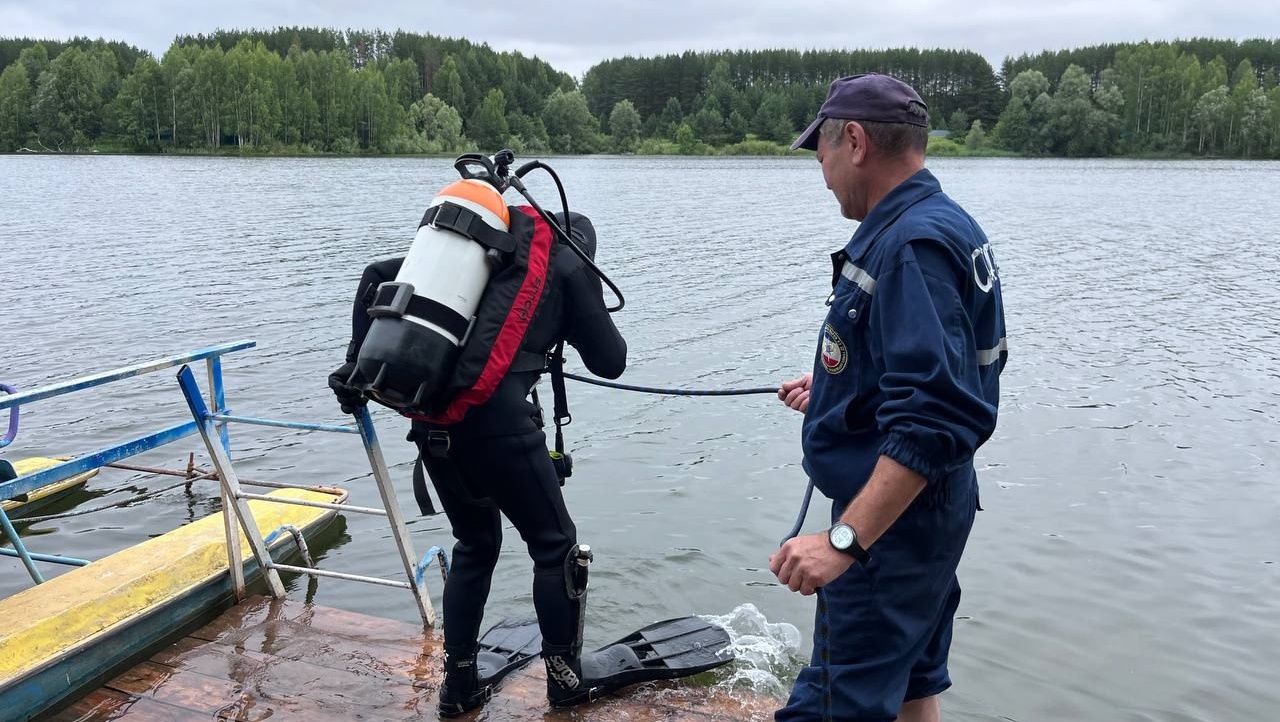 Водолазы МАСС обследовали дно реки Ексей