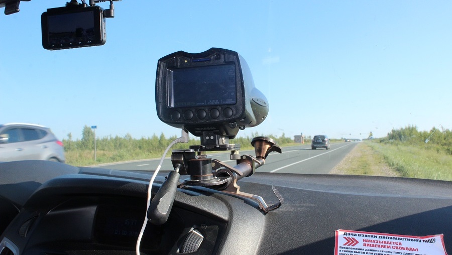 Сотрудники ГИБДД на загородных трассах выявляют водителей-лихачей