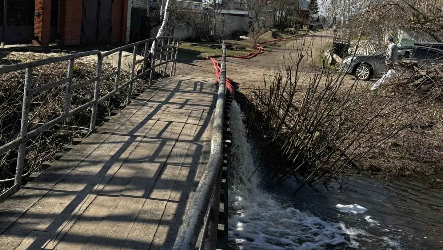 В Волжске продолжают откачивать воду с подтопленных территорий