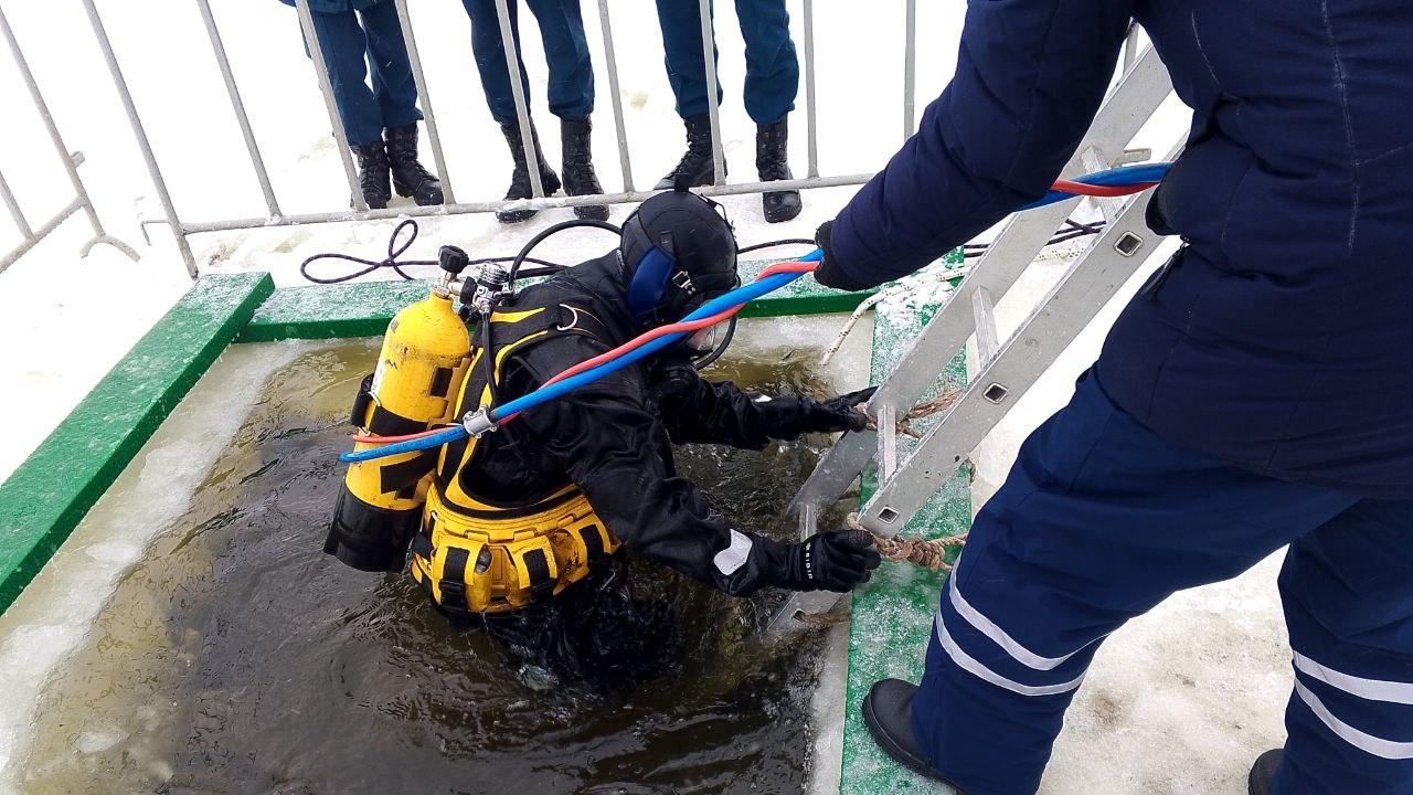 Спасатели Марий Эл искали затонувший автомобиль на дне Волги в Чебоксарах