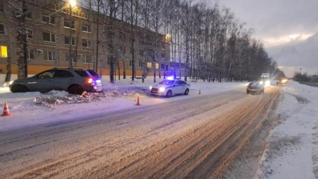 В Йошкар-Оле 50-летний мужчина попал под колёса иномарки