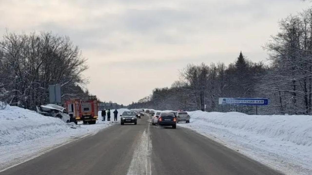 На Казанском тракте в Марий Эл автомобиль выбросило в сугроб