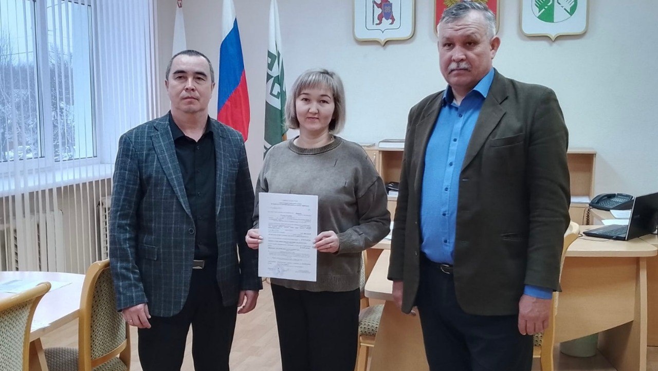 Многодетная семья получила сертификат на строительство жилья в Сернурском районе