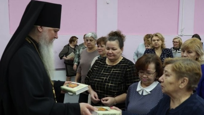 Епископ Феофан подарил учителям Волжского лицея «Закон Божий»