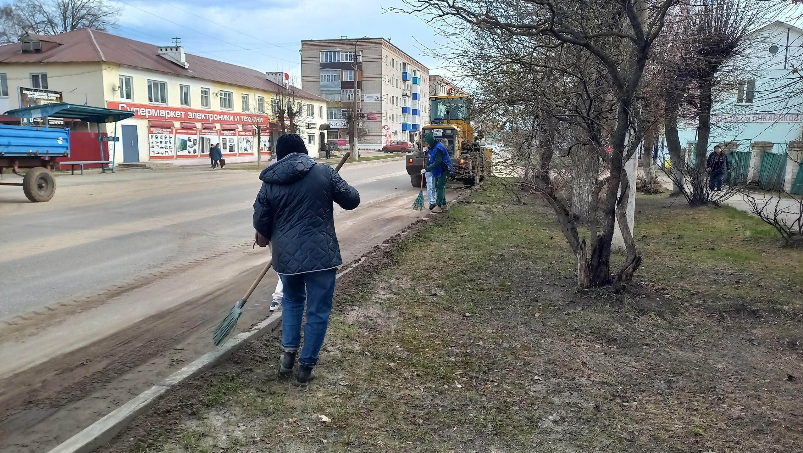 Главную улицу в городе Звенигово готовят к параду