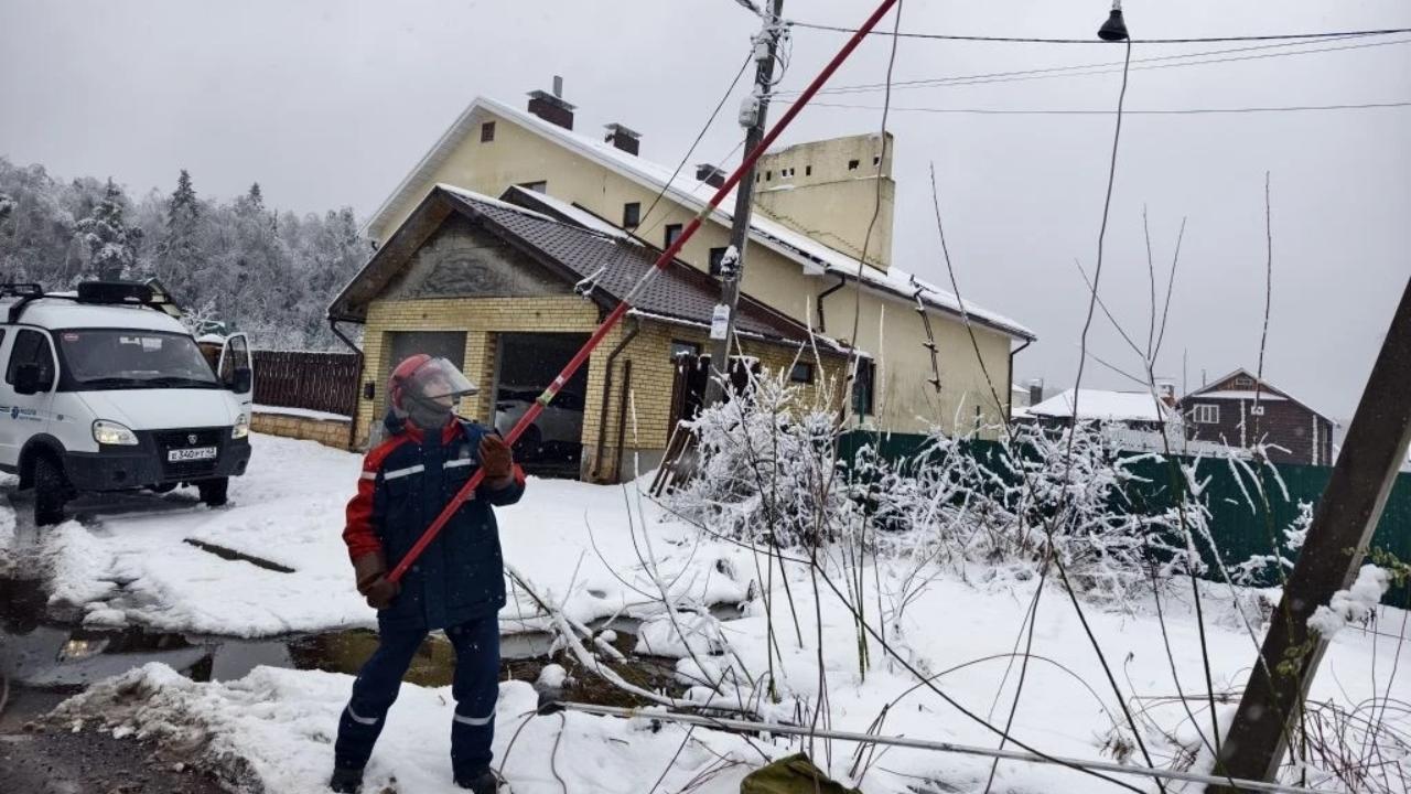 Энергетики восстанавливают электроснабжение в Медведевском и Советском районах