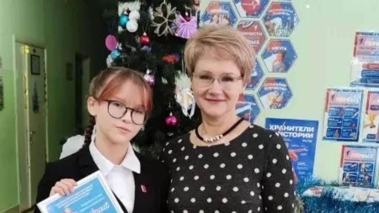 Лариса Ревуцкая вручила путёвку в лагерь активистке Движения Первых