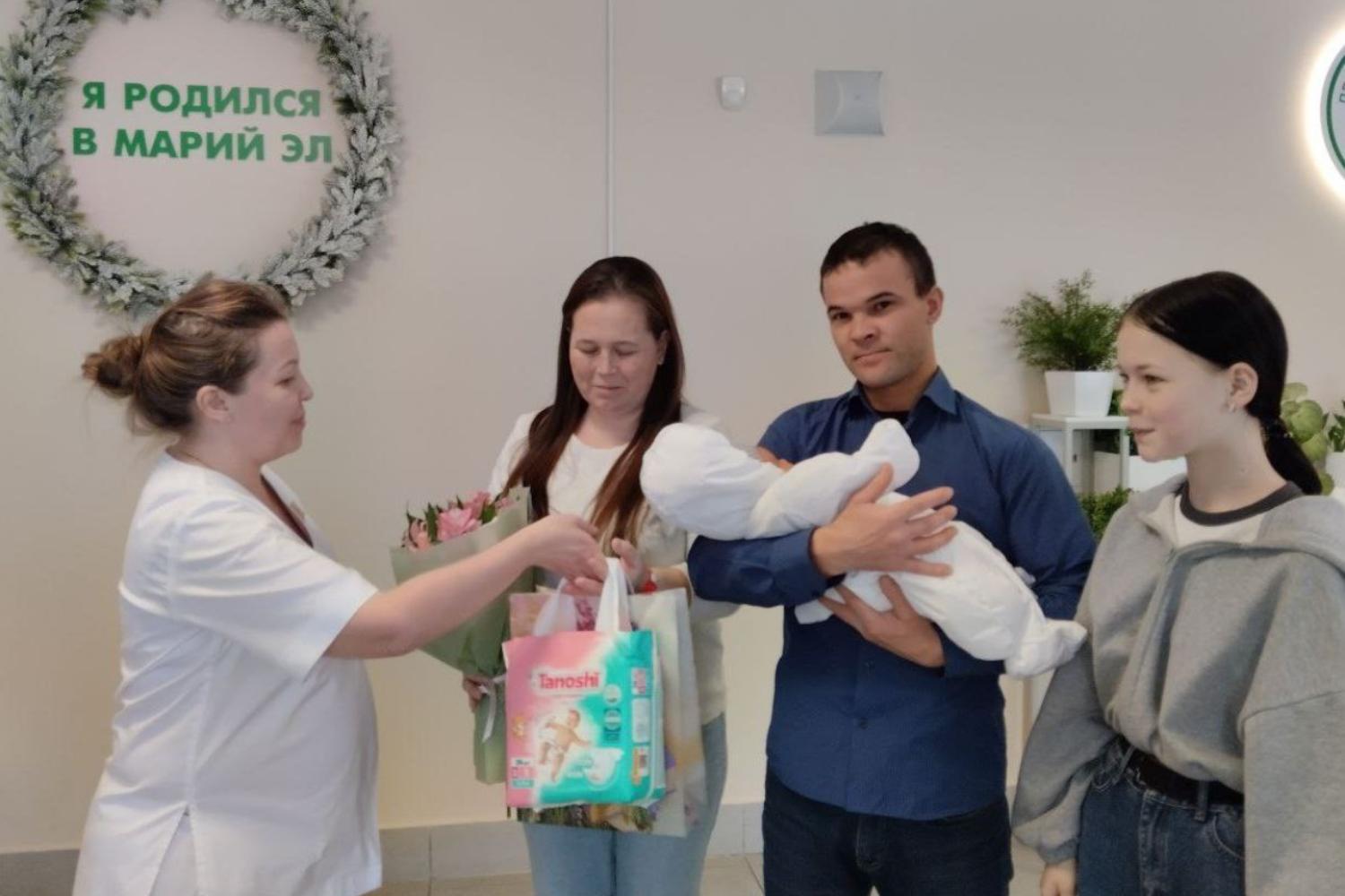 Счастливые родители покинули Перинатальный центр Йошкар-Олы с седьмым малышом