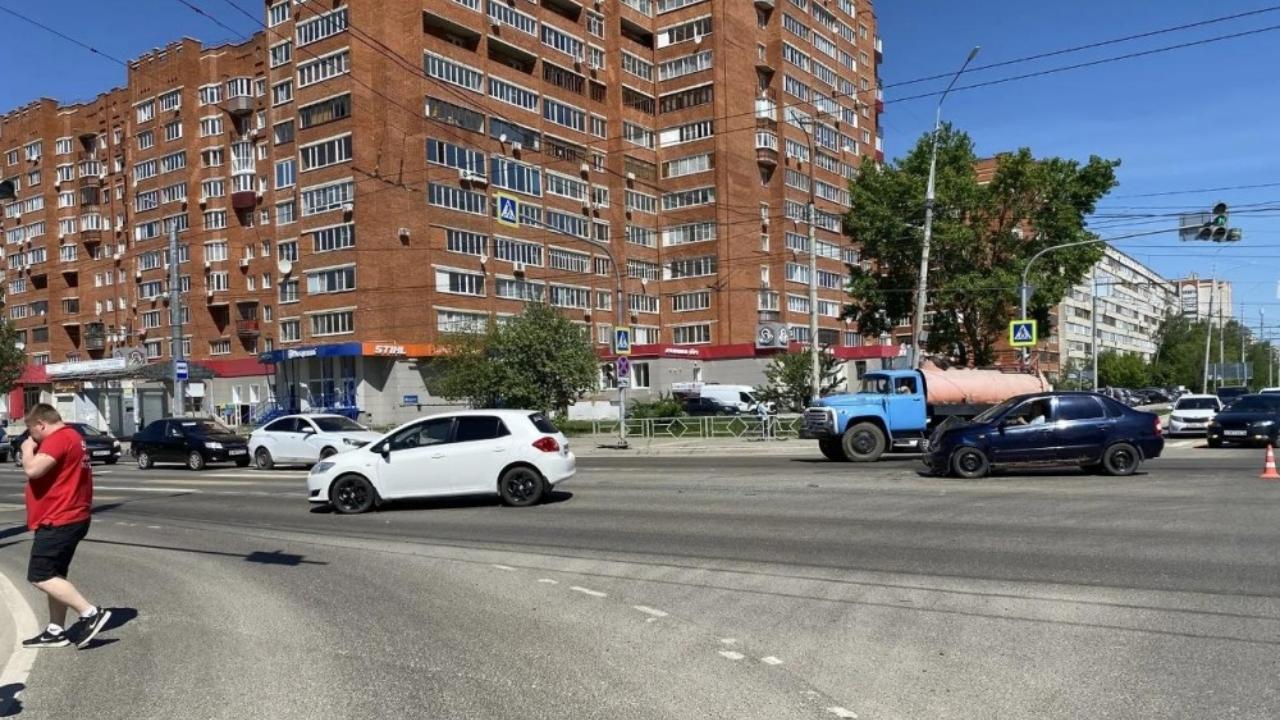 В Йошкар-Оле пенсионер на «Калине» выехал на перекрёсток на красный свет