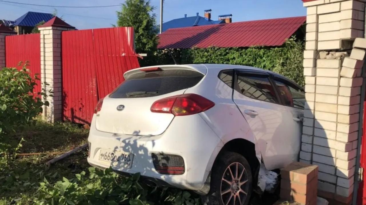 В Марий Эл пьяный 17-летний подросток протаранил забор  