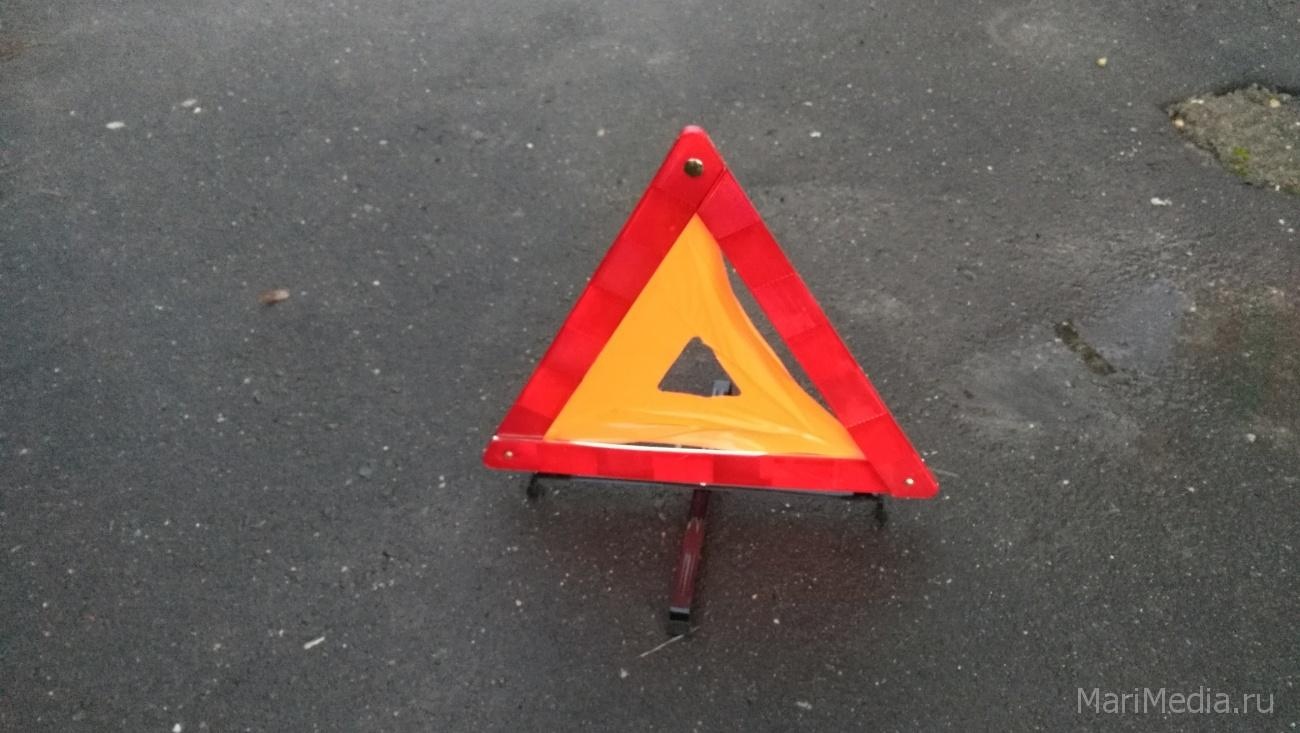 В Пензе машина провалилась в яму с кипятком