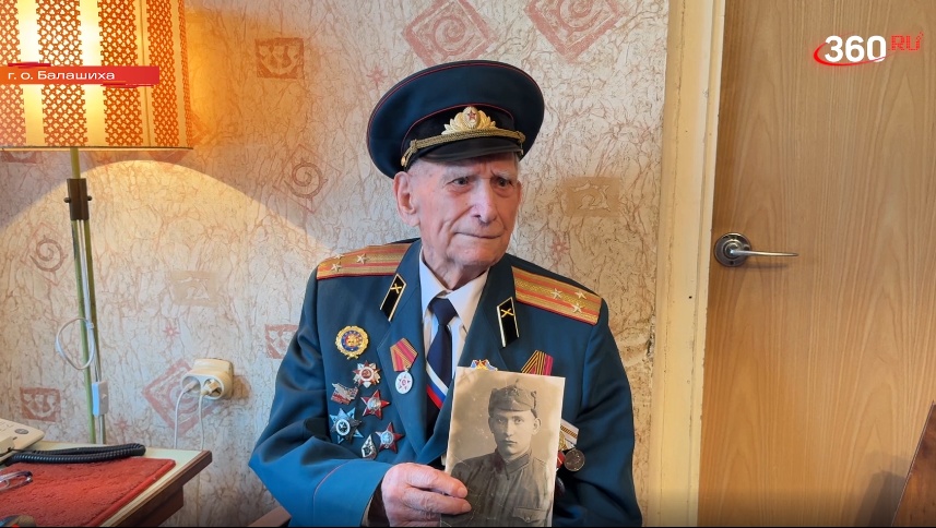 Ветерану Александру Золотову вручили медаль в честь 80-летия Победы