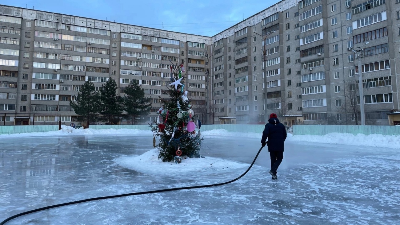 На улице Кирова в Йошкар-Оле залили каток