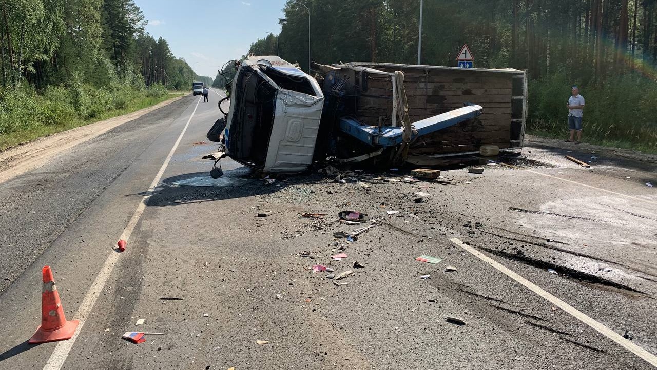 На Казанском тракте столкнулись иномарка, грузовик и пассажирский автобус