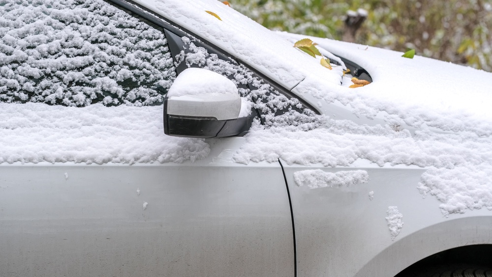 Эксперт пояснил, что делать в случае повреждения машины на парковке