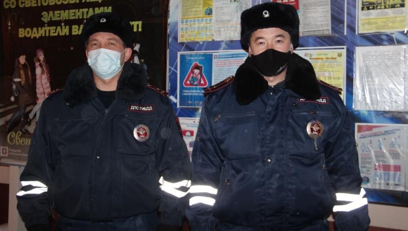 В Марий Эл сотрудники ДПС не дали замерзнуть подростку на трассе