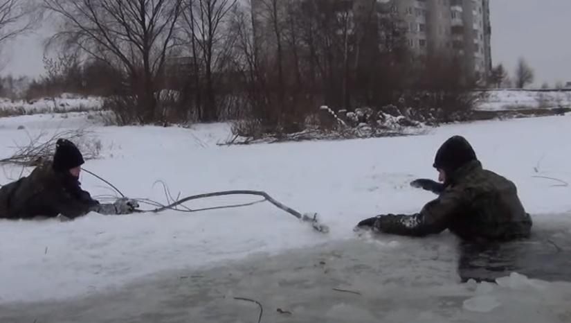 Марийские спасатели показали, как выбираться из полыньи