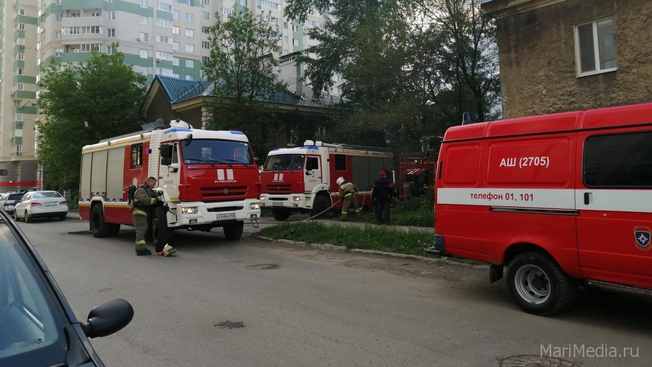 В Йошкар-Оле трёх человек увезли в больницу на скорой после пожара