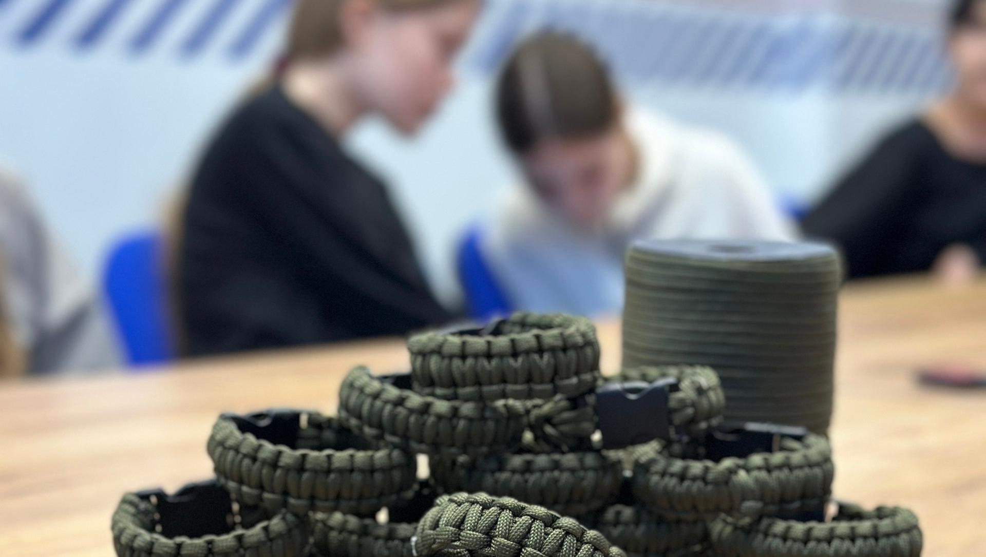 Школьники Йошкар-Олы изготовили тактические браслеты для бойцов