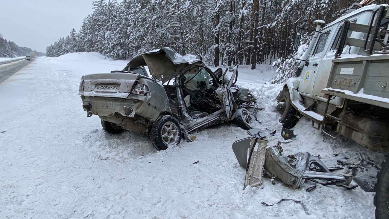 На Казанском тракте иномарка врезалась в грузовик, водитель погибла
