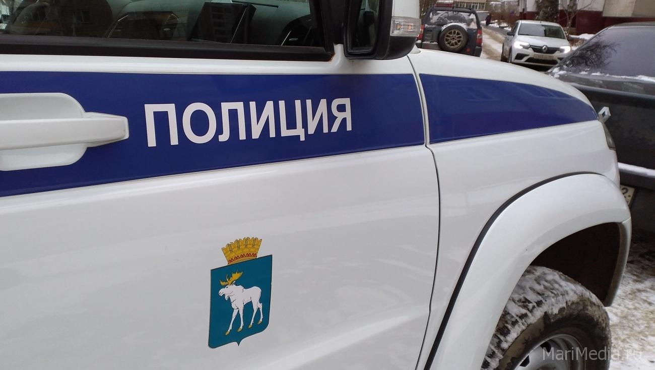 В Йошкар-Оле сотрудники полиции снимают отпечатки с разбитых машин