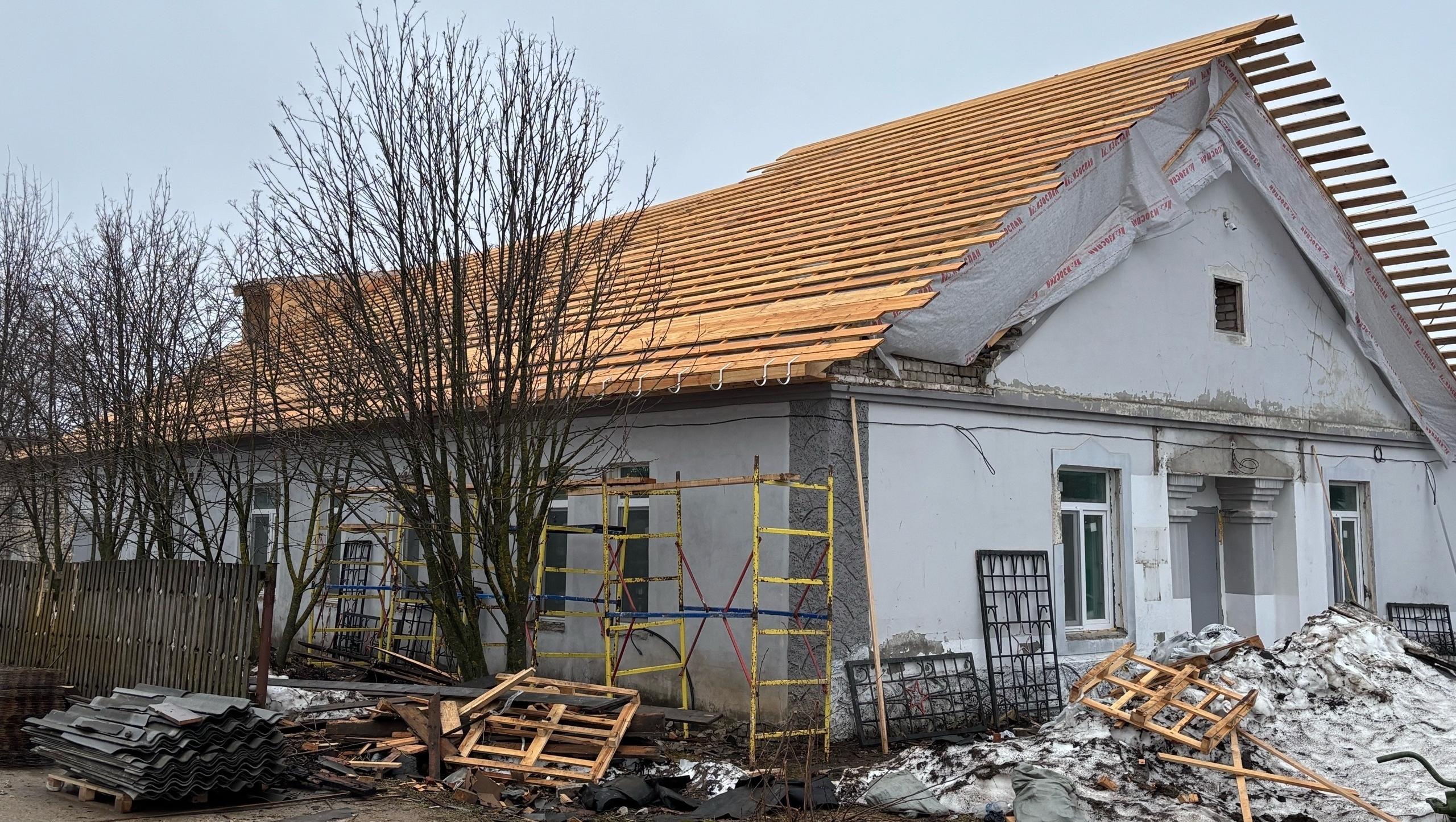 В Музее Воинской славы в Оршанке завершают ремонт кровли